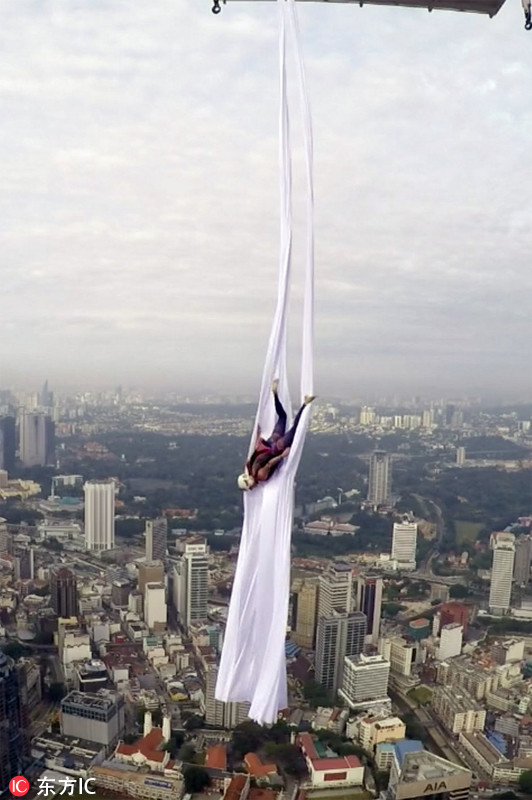 南非女子305米高空秀绸缎舞