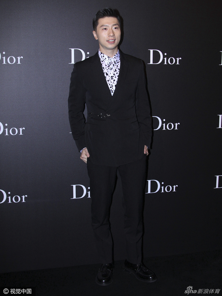 马龙正装出席奢侈品牌活动_高清图集_新浪网