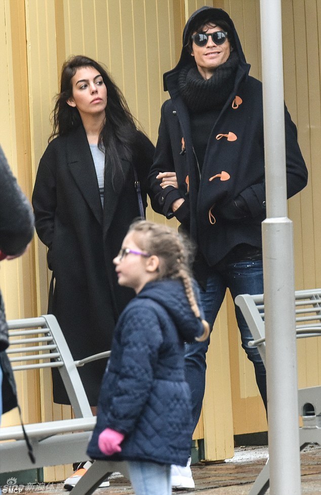 c罗新女友私照曝光:酥胸长腿_高清图集_新浪网