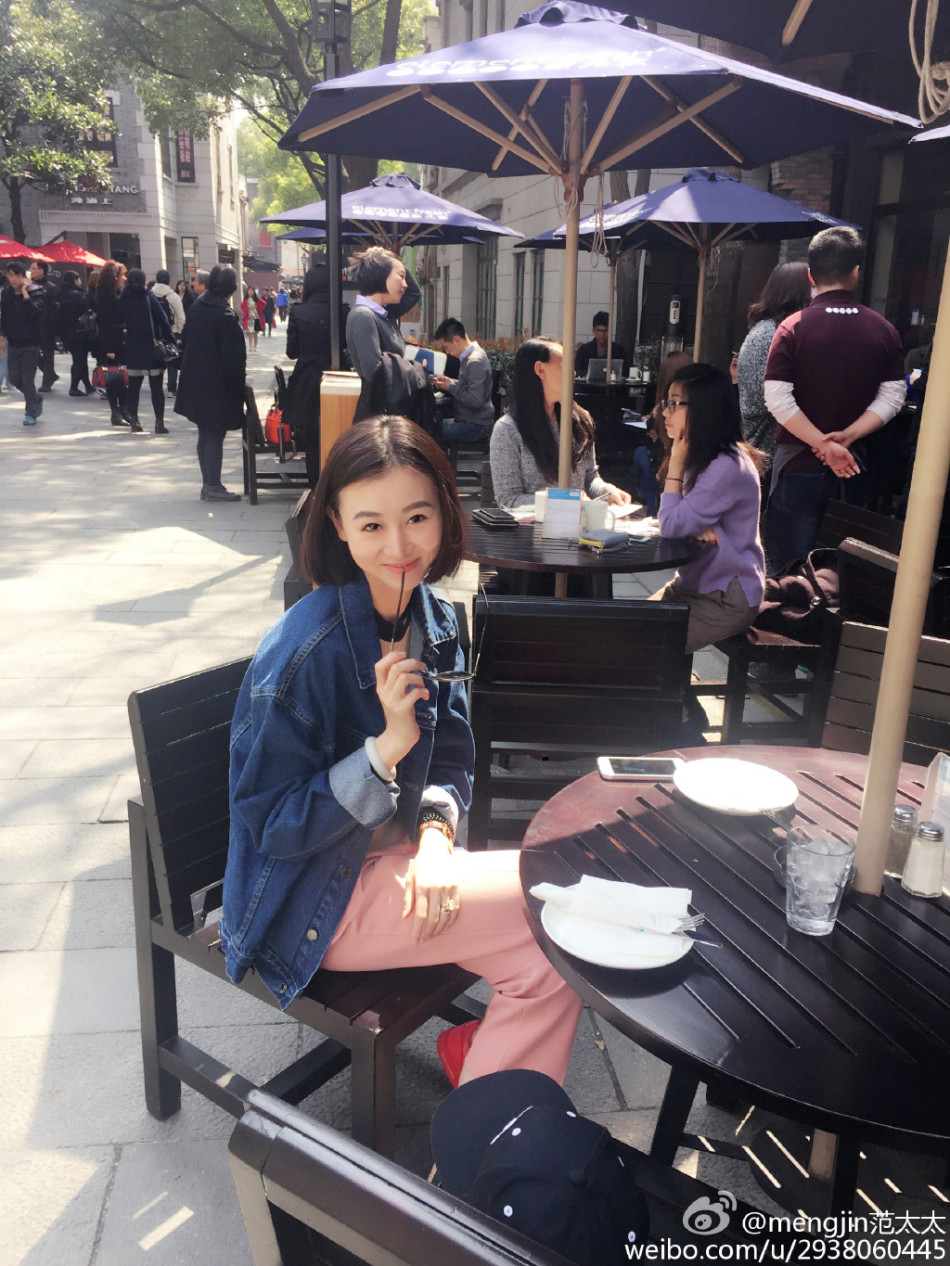 爱女,他与小自己17岁的美娇妻,芭蕾舞演员娇妻张梦瑾收获了爱情的结晶