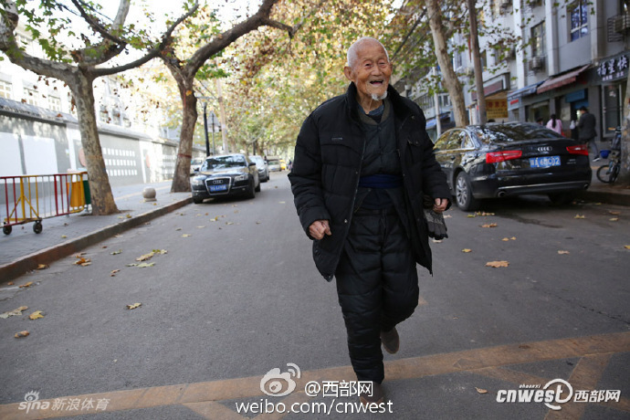 101岁老人公园里跑步玩单双杠_高清图集_新浪网