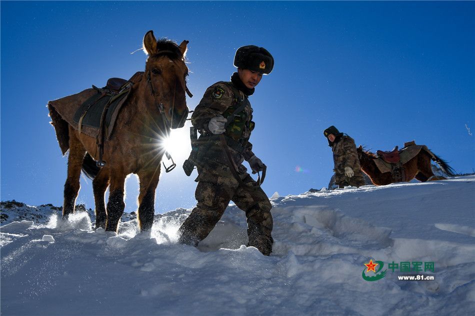 边防战士骑马巡逻雪水煮面_高清图集_新浪网