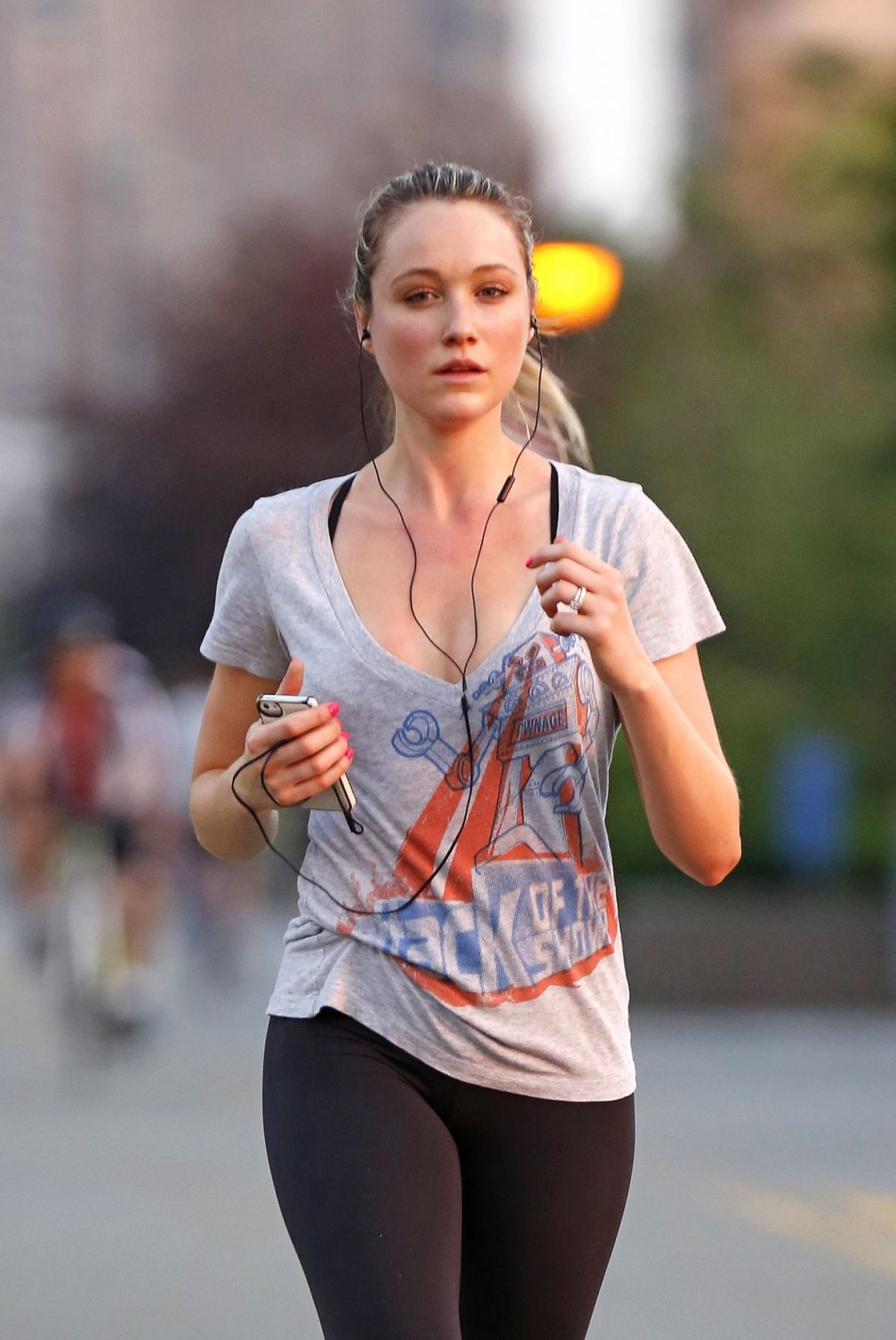 卡特里娜-宝登运动写真 跑步冲浪样样通