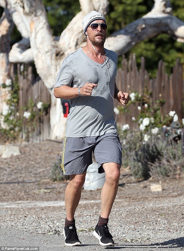 影帝马修-麦康纳跑步健身 灰色t难掩性感肌肉_高清图集_新浪网