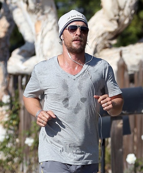 影帝马修-麦康纳跑步健身 灰色t难掩性感肌肉_高清图集_新浪网