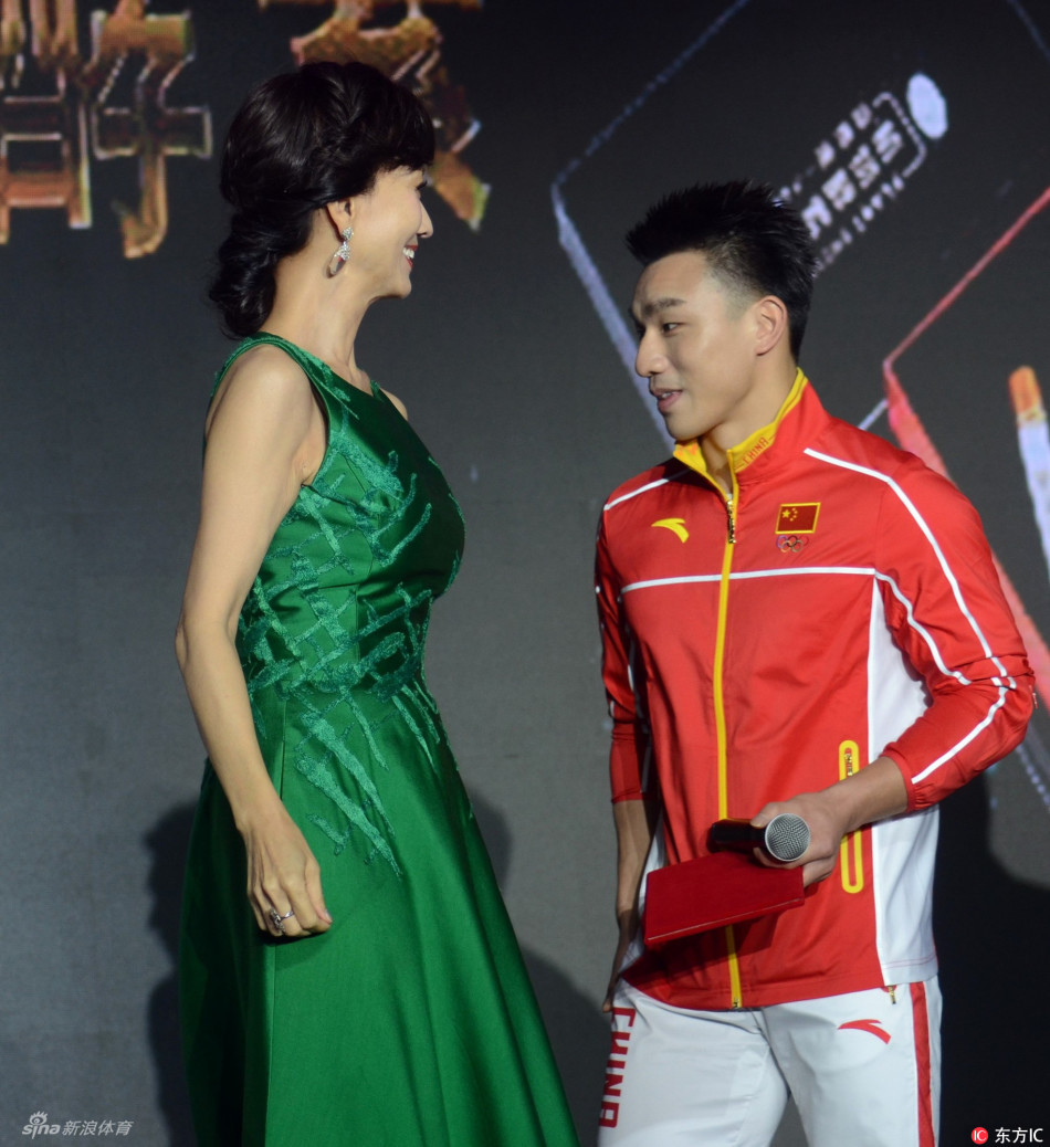 奥运冠军廖辉与赵雅芝同台出席活动
