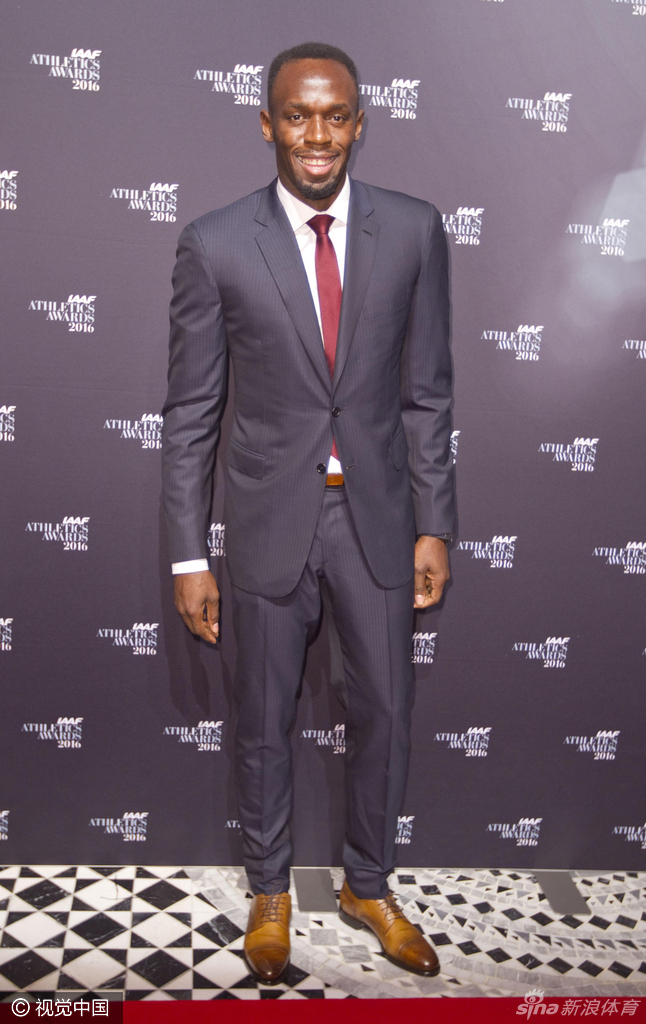 博尔特手持奖杯