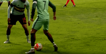 不比梅西差!c罗10大穿裆表演