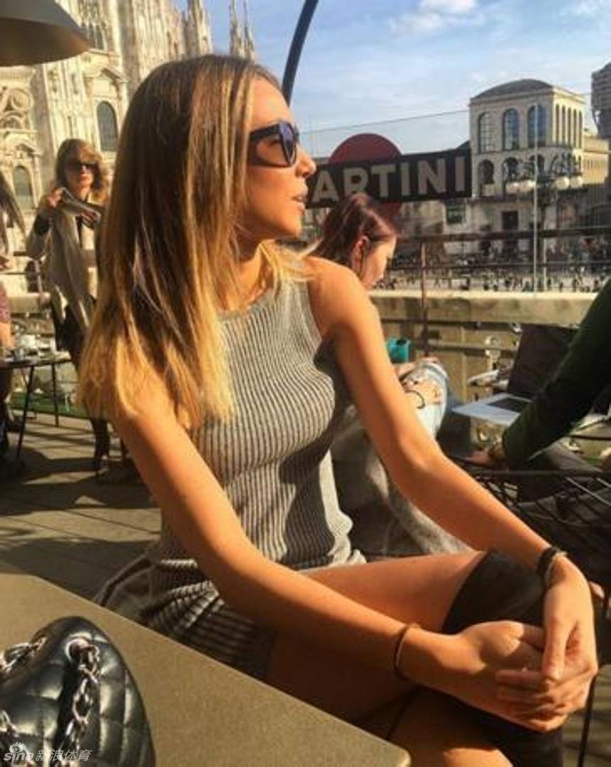 莫拉塔女友身形曼妙长腿翘臀