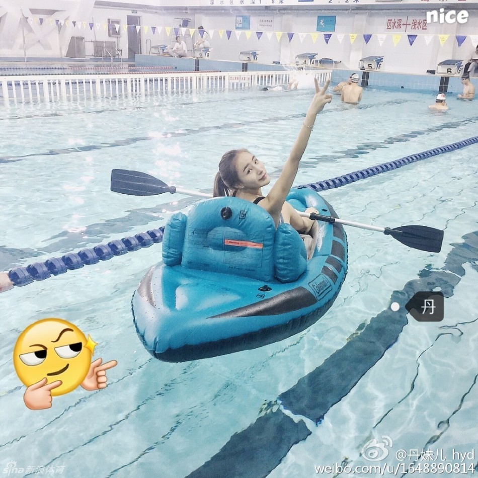 10 / 16 还记得跳水小花胡亚丹吗,以前瘦瘦小小的她已经出落成美少女