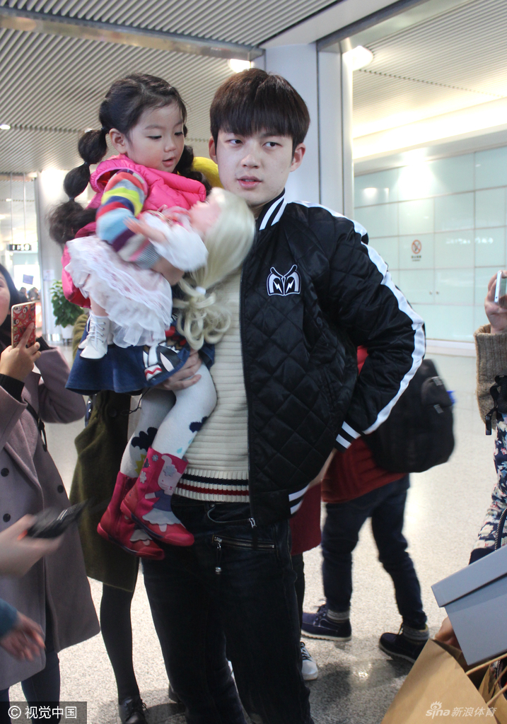 阿拉蕾为董力整理衣服CP有爱