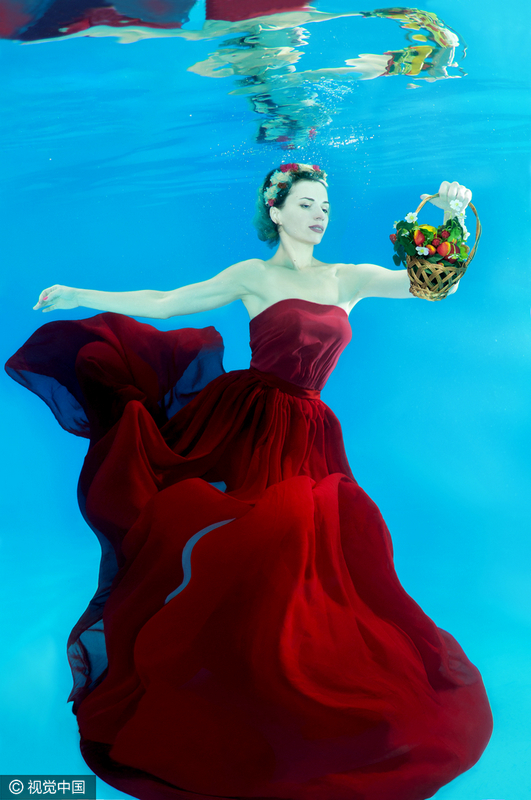 另类潜水!乌克兰美女拍水下月历姿态妖娆