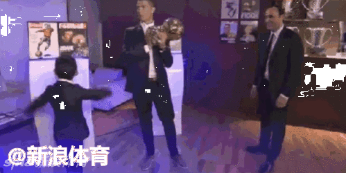 C罗与儿子击掌相庆