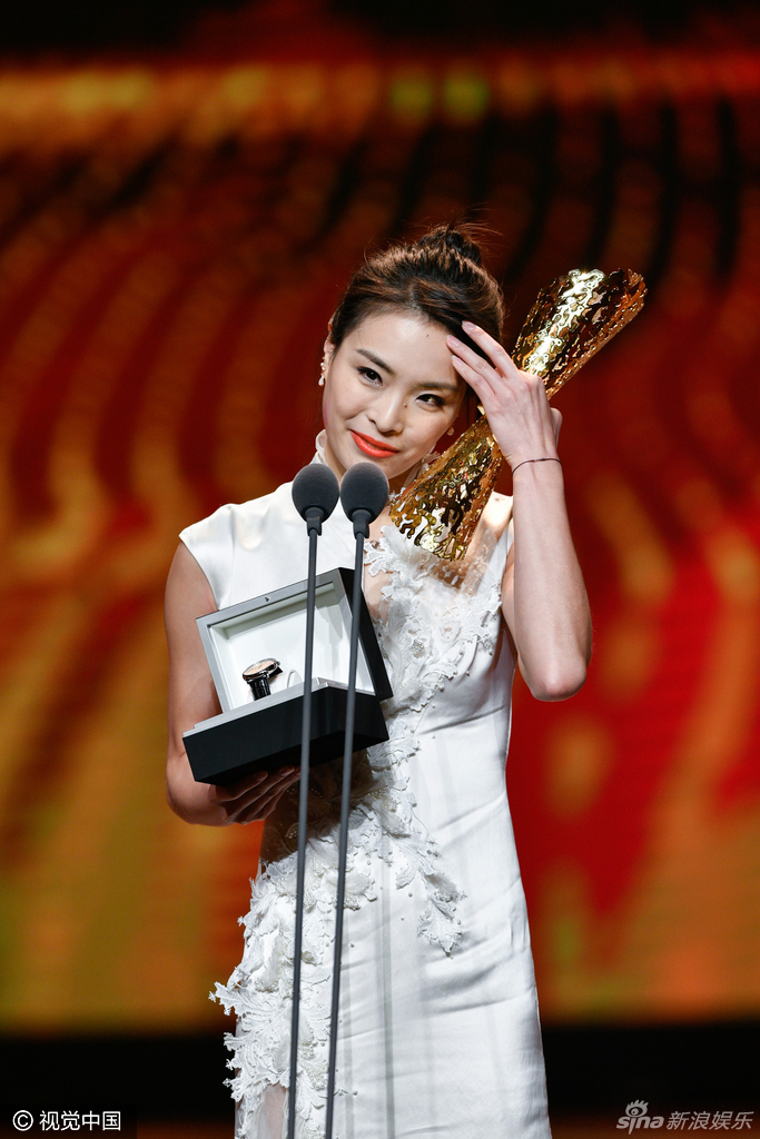 吴敏霞脸上留下刘璇唇印_高清图集_新浪网