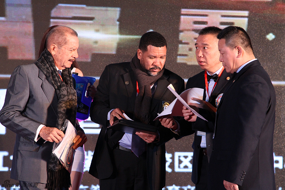 裘晓君徐灿参加称重仪式_高清图集_新浪网