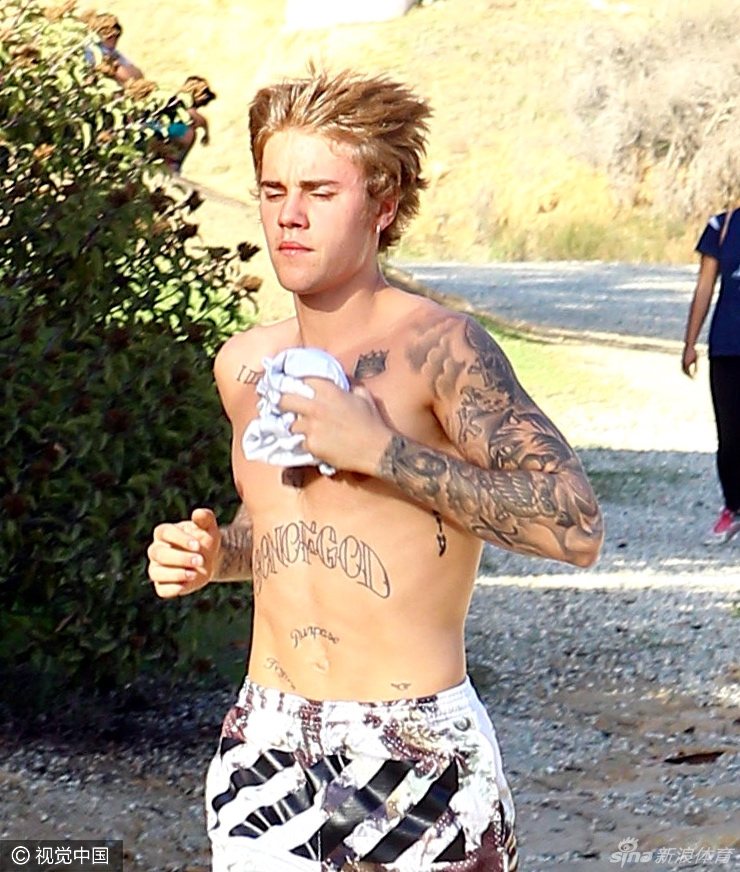 比伯赤裸跑步肌肉紧实变型男