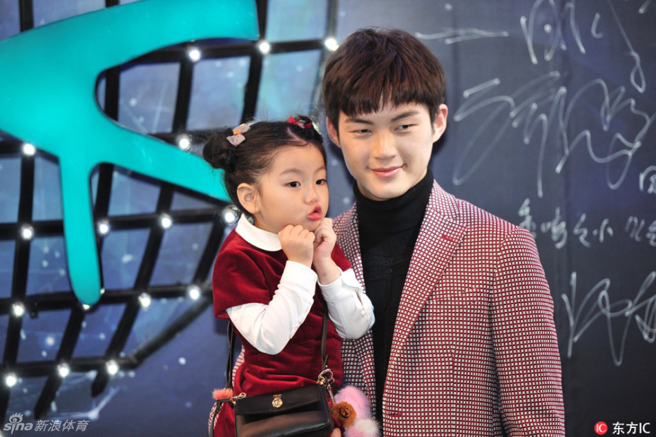 董力怀抱阿拉蕾走红毯