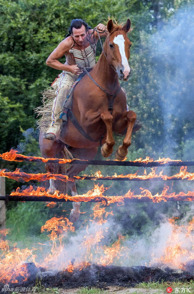 硬汉烈马共同携手勇闯火海_高清图集_新浪网