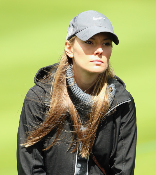 麦克罗伊和未婚妻,美国姑娘埃丽卡-斯托尔(erica stoll)已经发出喜帖