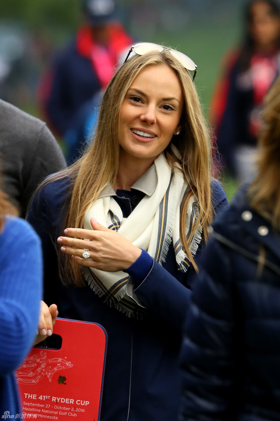 麦克罗伊和未婚妻,美国姑娘埃丽卡-斯托尔(erica stoll)已经发出喜帖