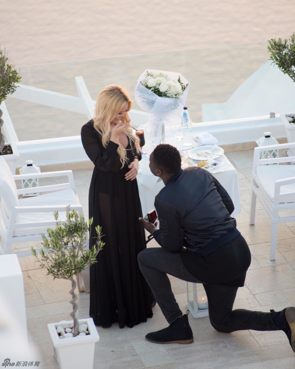 兰德尔和自己的未婚妻可以说是青梅竹马,两人在大学时就是男女朋友