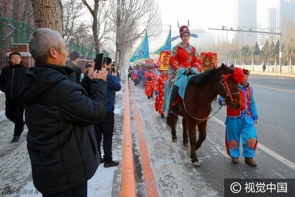 新郎官骑马迎亲引路人围观_高清图集_新浪网
