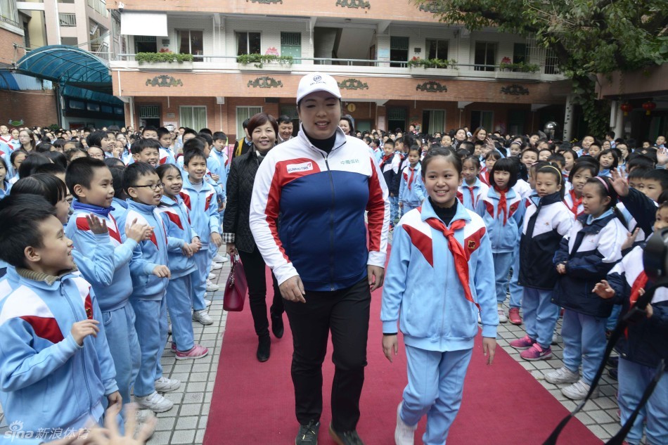 1 / 20 临近岁末,冯珊珊来到广州文德路小学和自己的母校华康小学,与