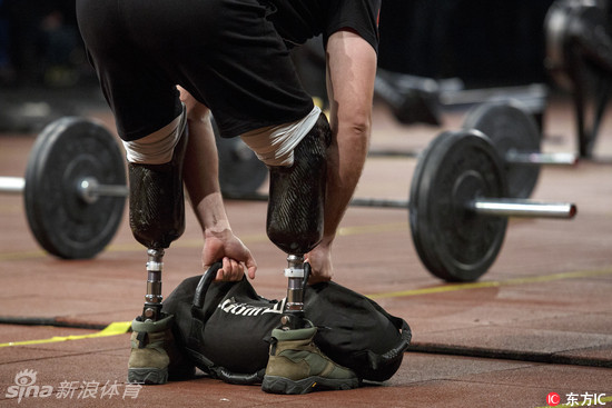 身残志坚军人气概!乌克兰伤残老兵参加健身比赛