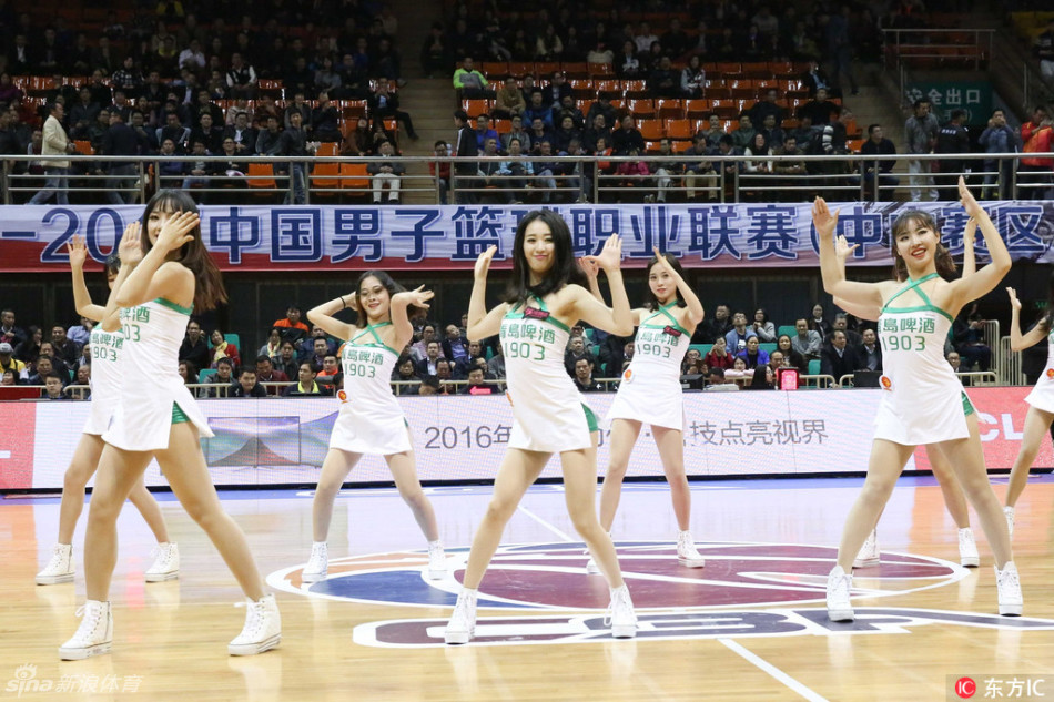 拉拉队宝贝热舞助阵cba常规赛