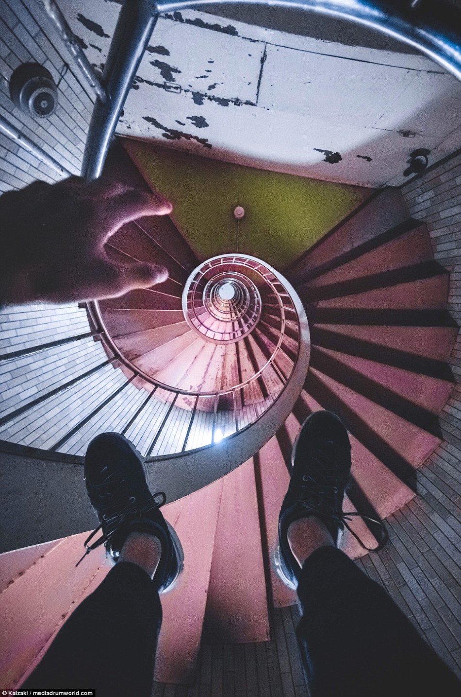 摄影师分享特殊视角照片 主体仿佛悬空高层