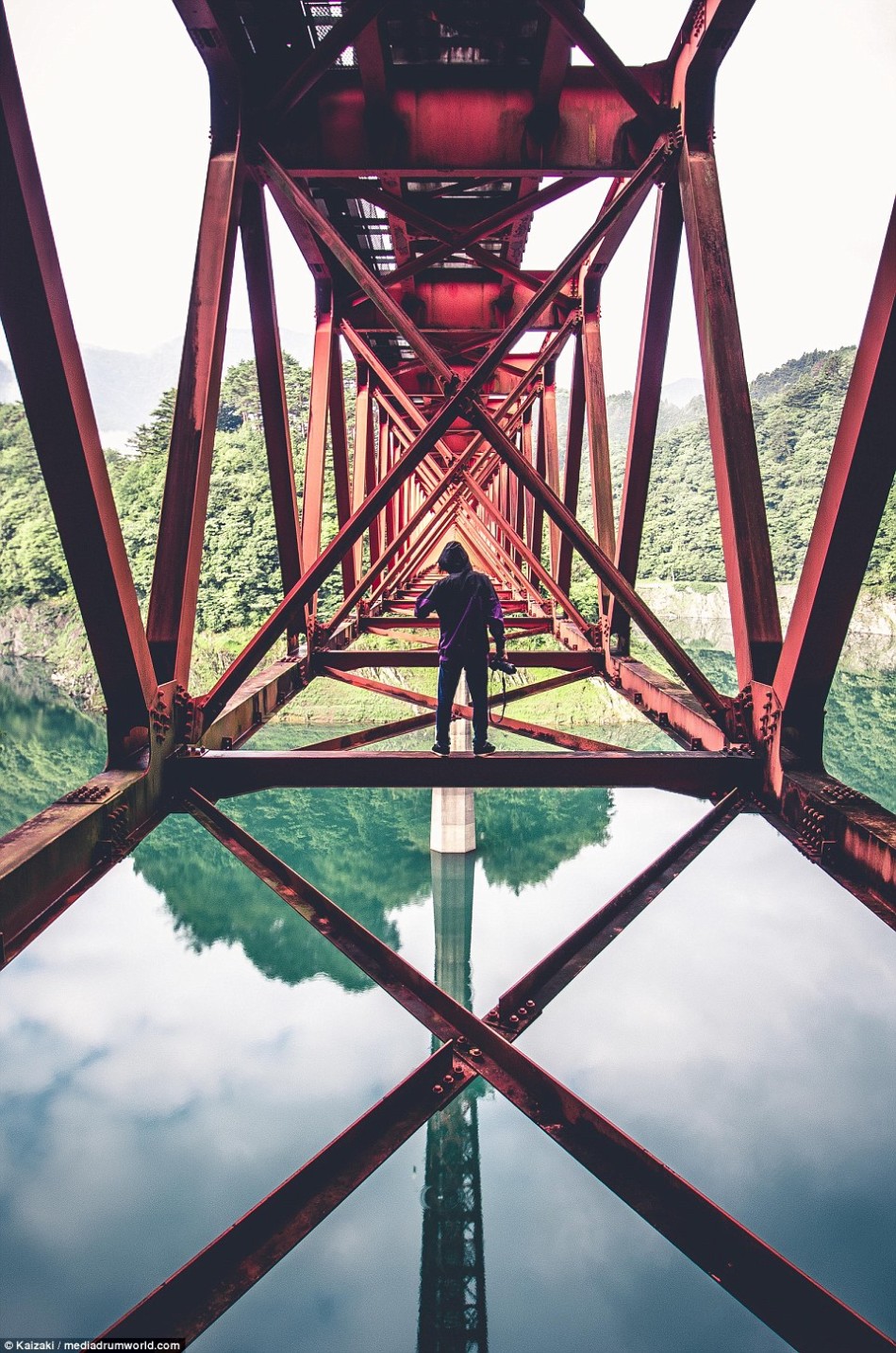 摄影师分享特殊视角照片 主体仿佛悬空高层