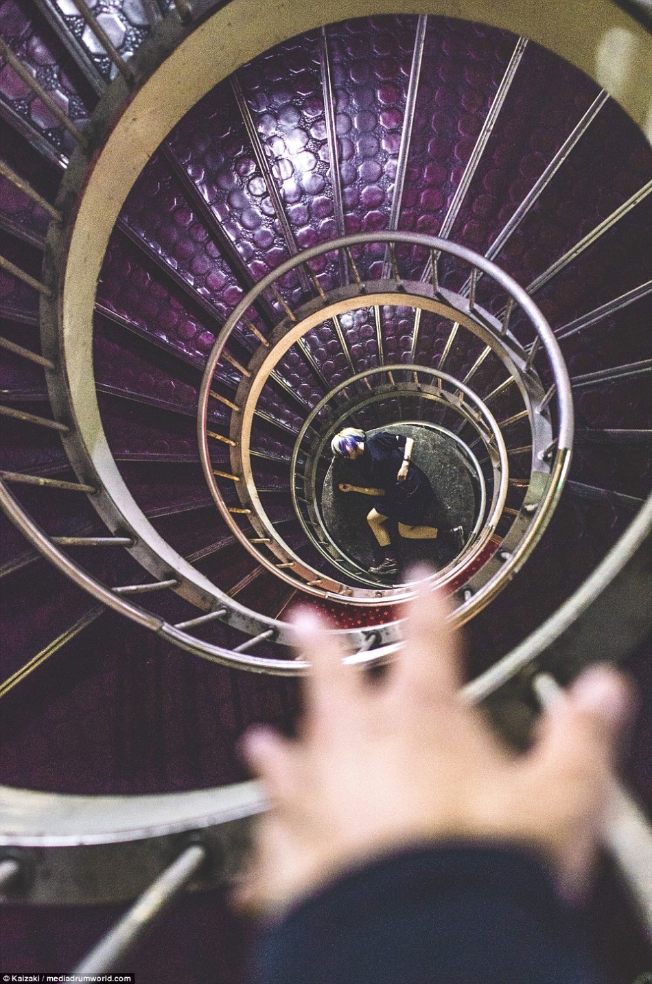 摄影师分享特殊视角照片 主体仿佛悬空高层