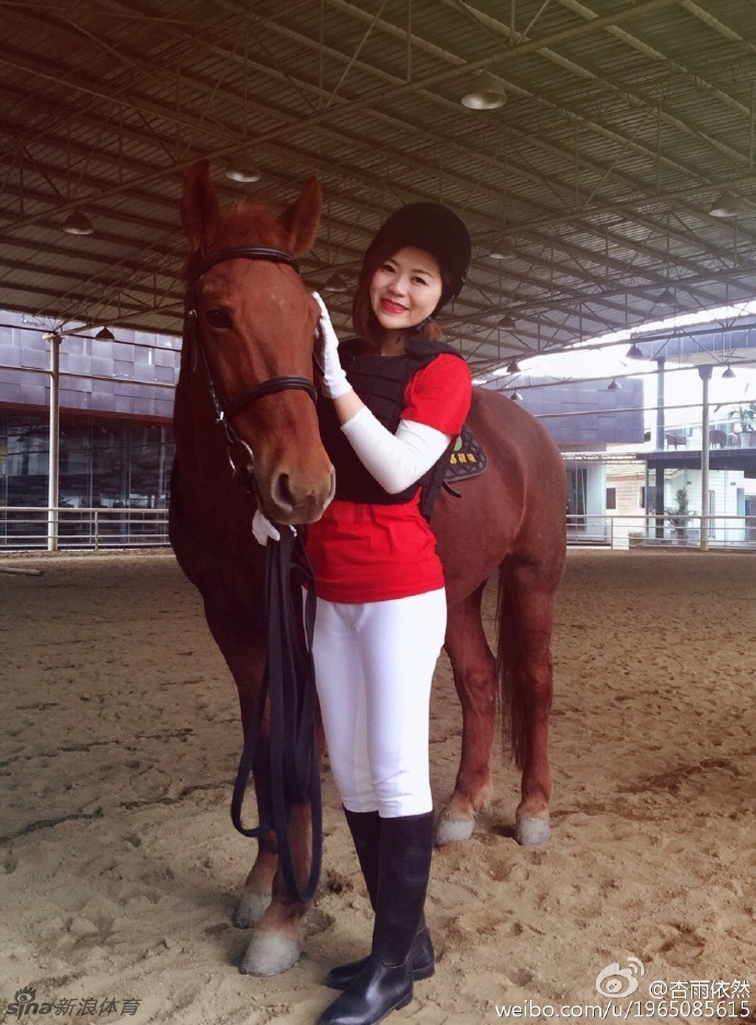 性感热辣川妹子爱骑马
