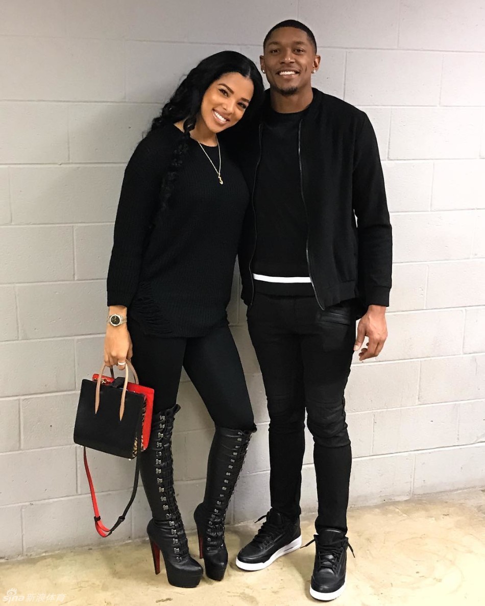 15/ 16nba奇才队后卫布拉德利-比尔的女友名叫kamiah adams,她是一名