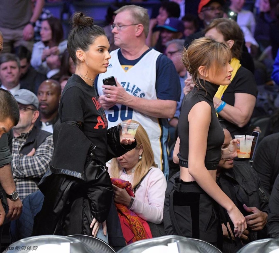 詹娜与影星女儿观战nba