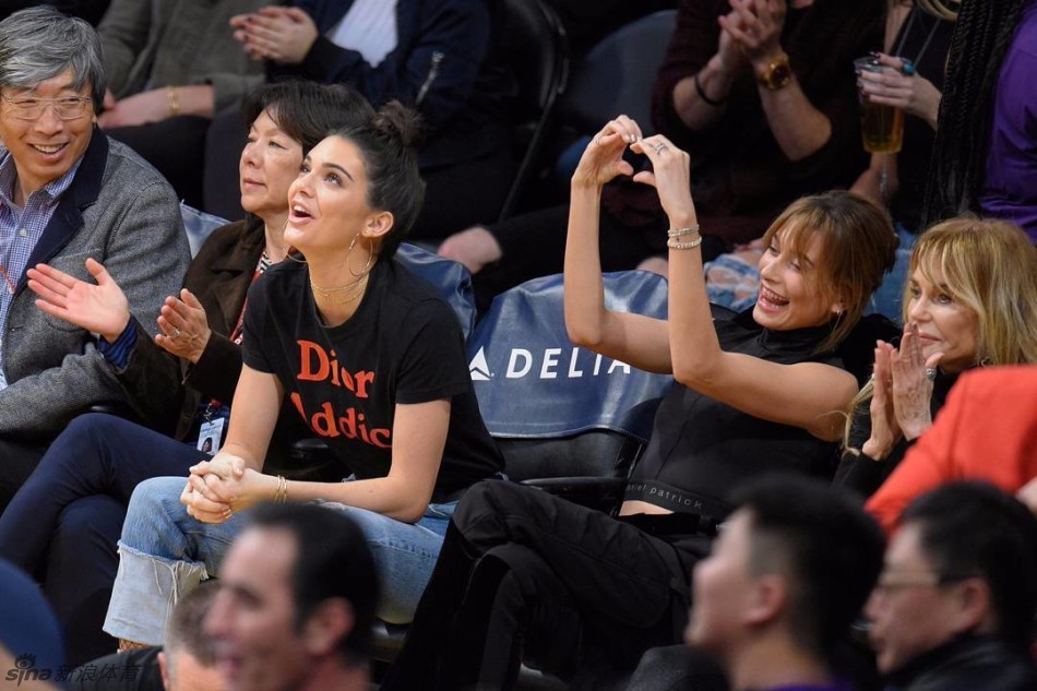 詹娜与影星女儿观战nba
