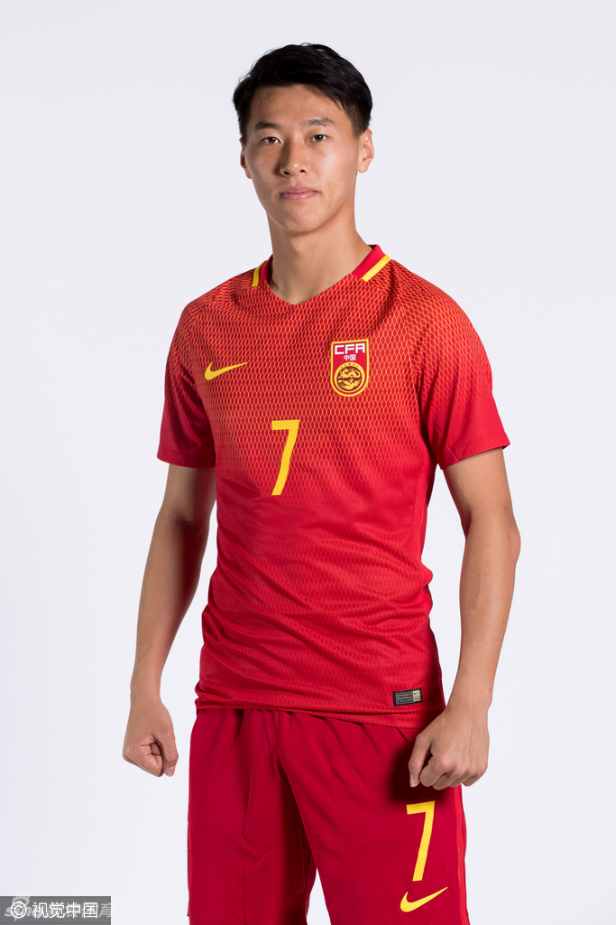 中国杯下周二即将打响,今天,中国男足队员拍摄大合影预热即将到来的
