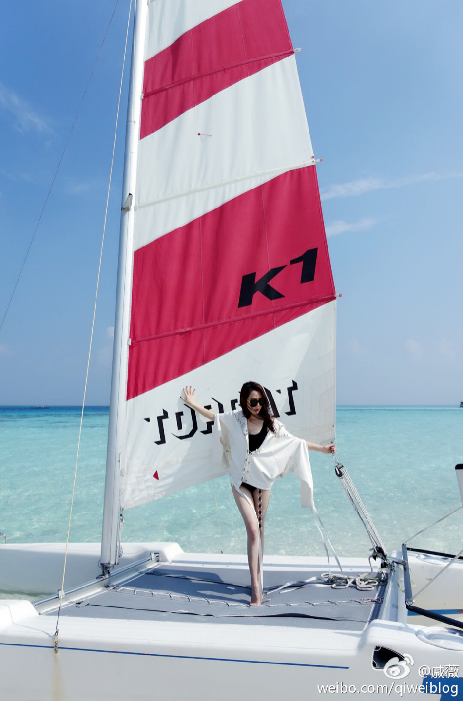 戚薇海边拍时尚大片 着性感泳装杨帆