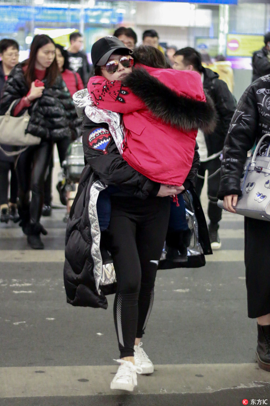 邹市明娇妻华丽现身机场单手抱娃_高清图集_新浪网