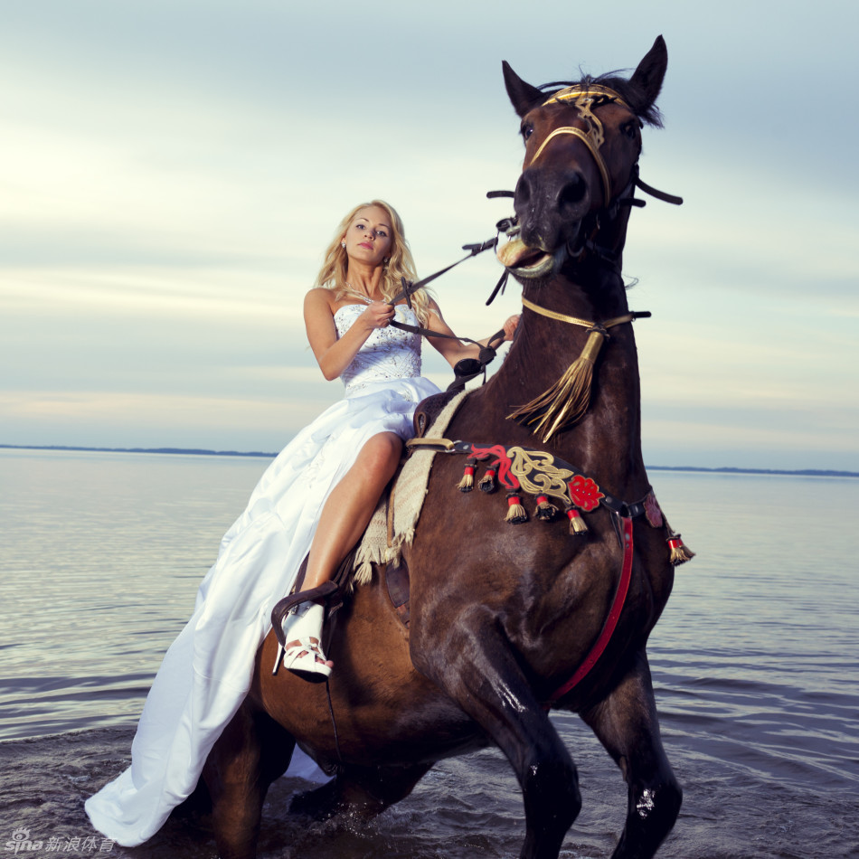 风情万种!女郎骑马海边漫步_高清图集_新浪网