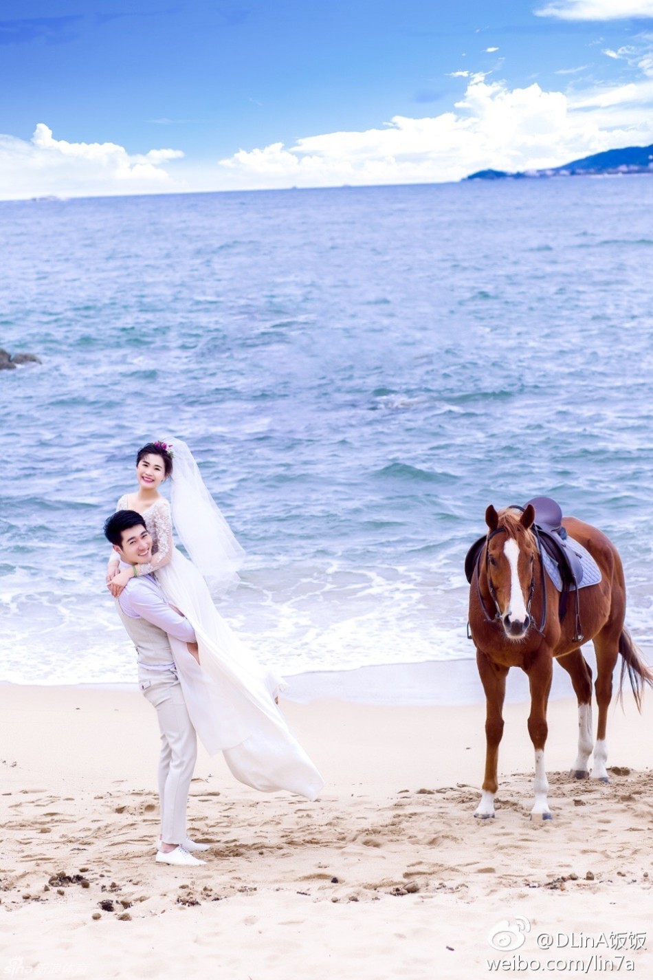 秀恩爱新姿势!情侣海边骑马_高清图集_新浪网
