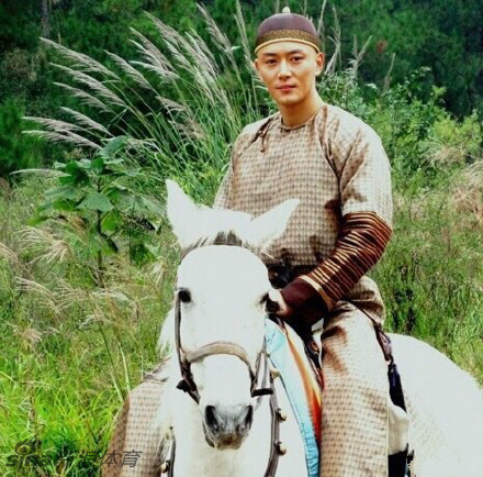 潇洒果郡王马背英姿引人痴醉_高清图集_新浪网