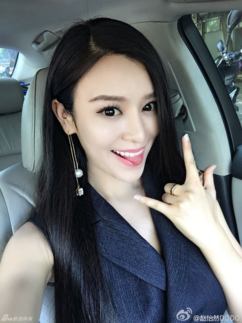她叫赵怡然,是重庆卫视的一名主播.