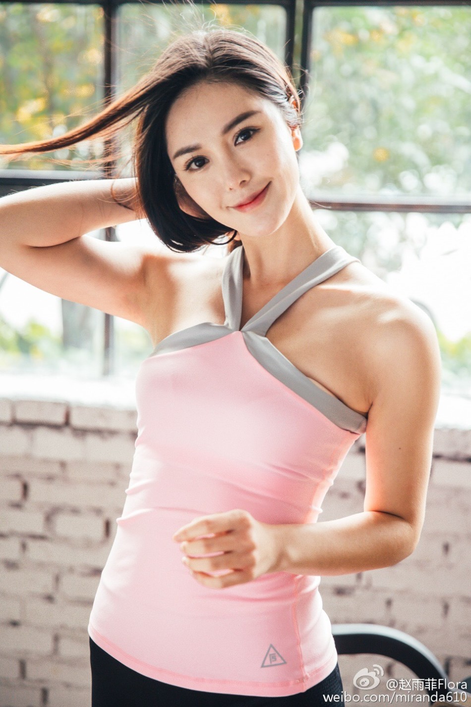 凹凸曼:名模跑步健身好身材 容貌姣好显秀丽