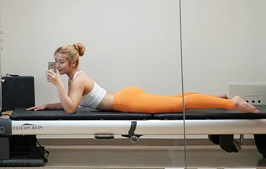 韩国90后健身女教练走红网络 大秀迷人苹果臀_高清图集_新浪网