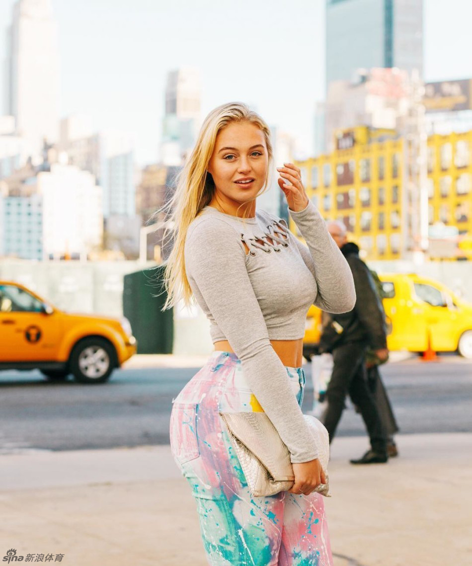 22 14:52:14 6 / 11 新浪体育讯 1月17日,"微胖超模"iskra lawrence在