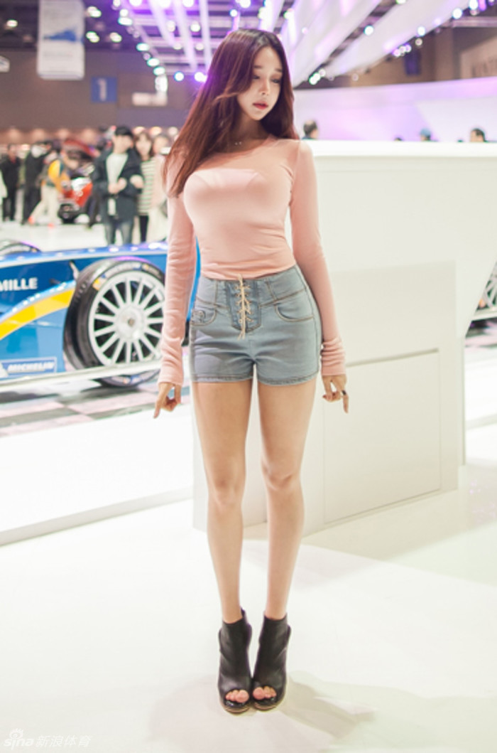 韩国模特赵敏英因有一副魔鬼身材成为网红,写真惹火.