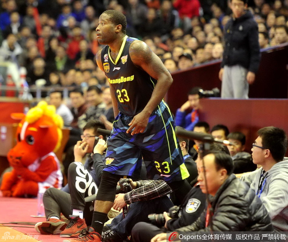 斯隆摔进记者席