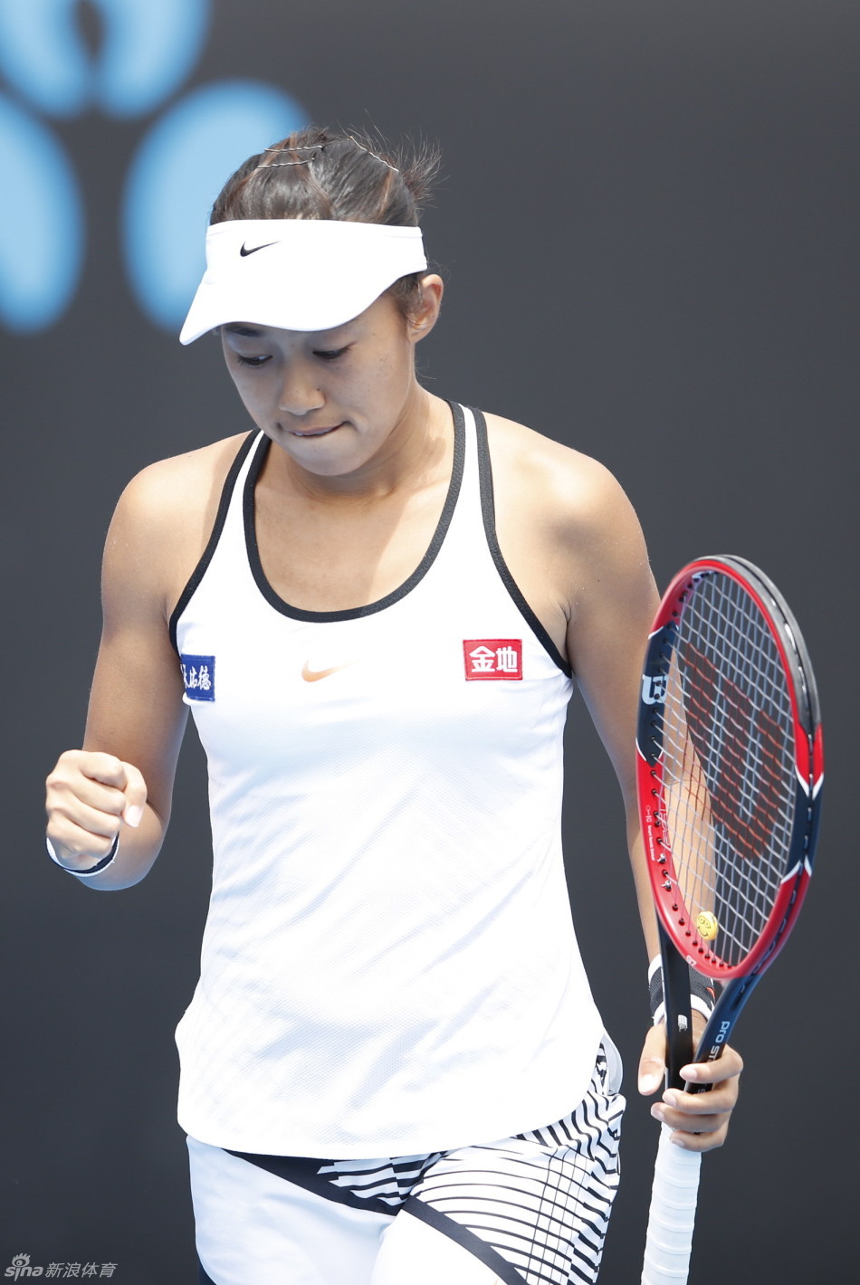 网球公开赛进入第三比赛日,女单第二轮的较量,中国选手张帅6-7(7)/6-4