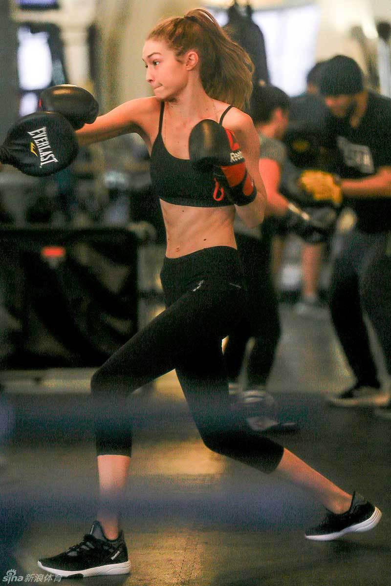 维密超模苦练拳击为减脂塑形